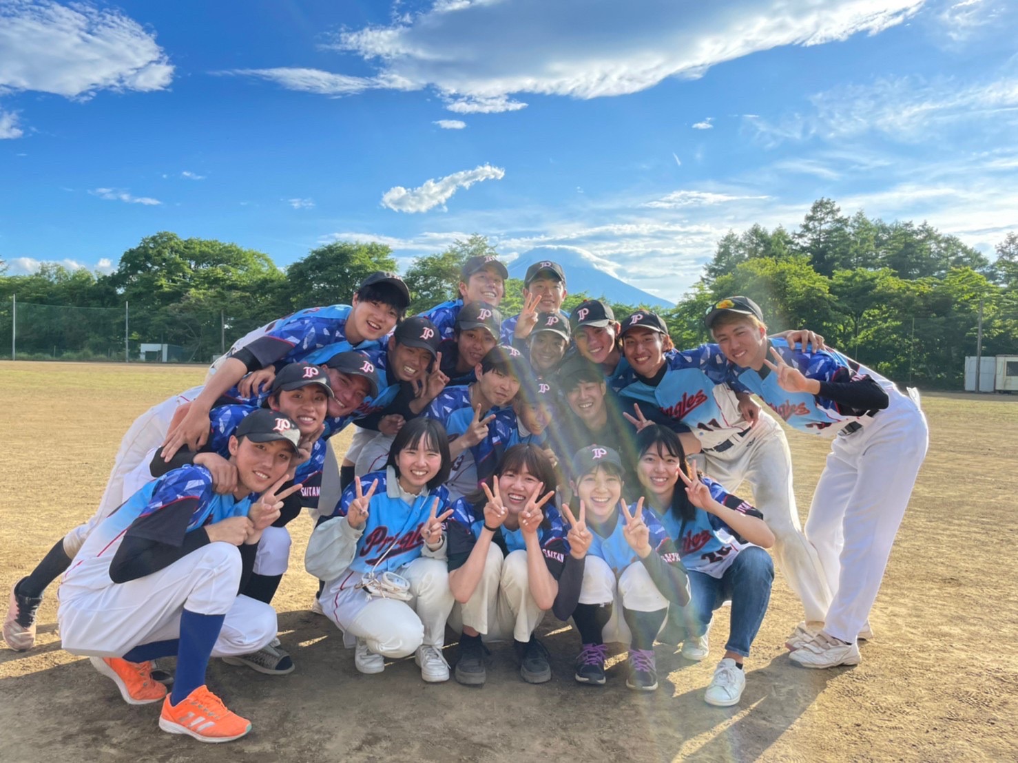 グラウンドで撮影したPringlesの集合写真
